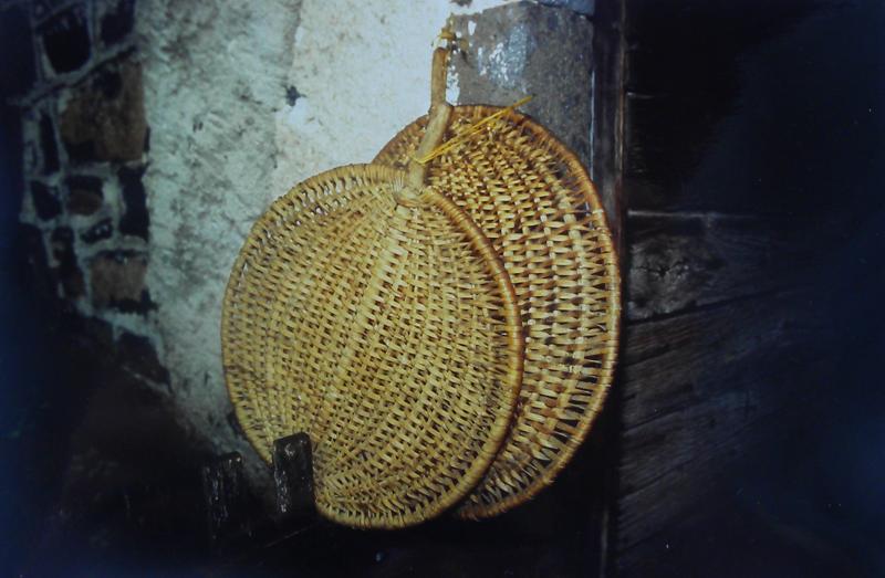  Plateaux en vannerie munis d'un manche (bresquets) pour retourner les crêpes (borriòus), en Barrez (secteur de Mur de Barrez), septembre 1995