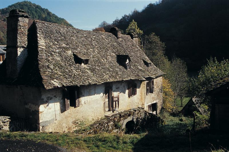  Maison (ostal), en Barrez (secteur de Mur de Barrez), novembre 1995