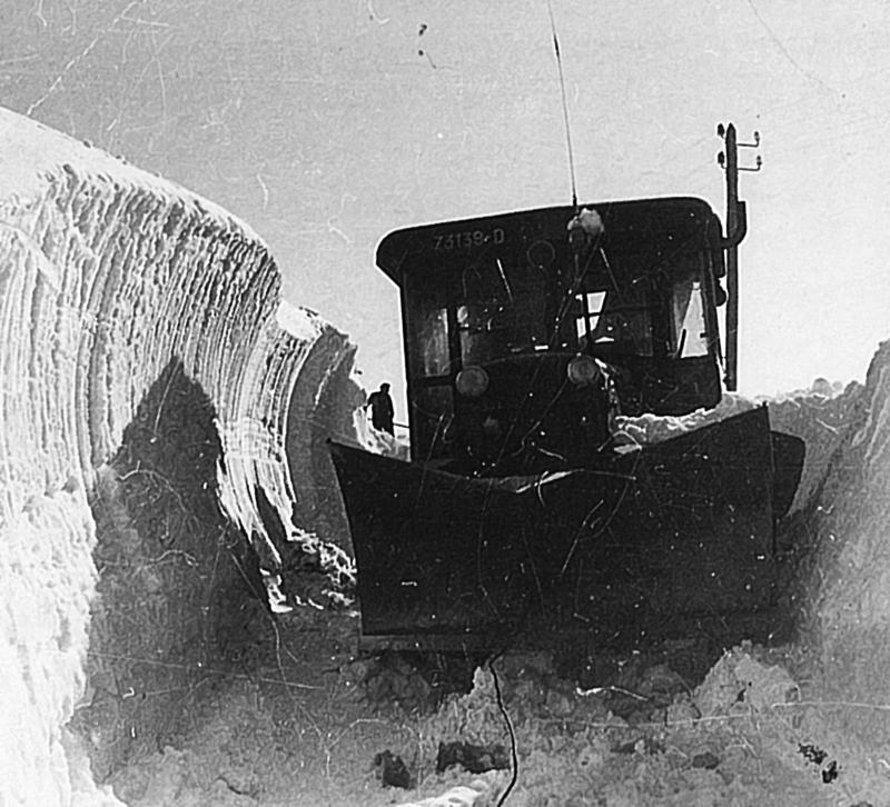 Chasse-neige (caçanèu) dans congère sur la route d'Aubrac à Saint-Chély d'Aubrac, début mars 1963