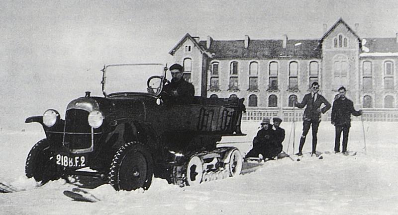  Traîneau (lisa) tracté par une autochenille et skieurs devant le sanatorium sous la neige (nèu), à Aubrac, 1924