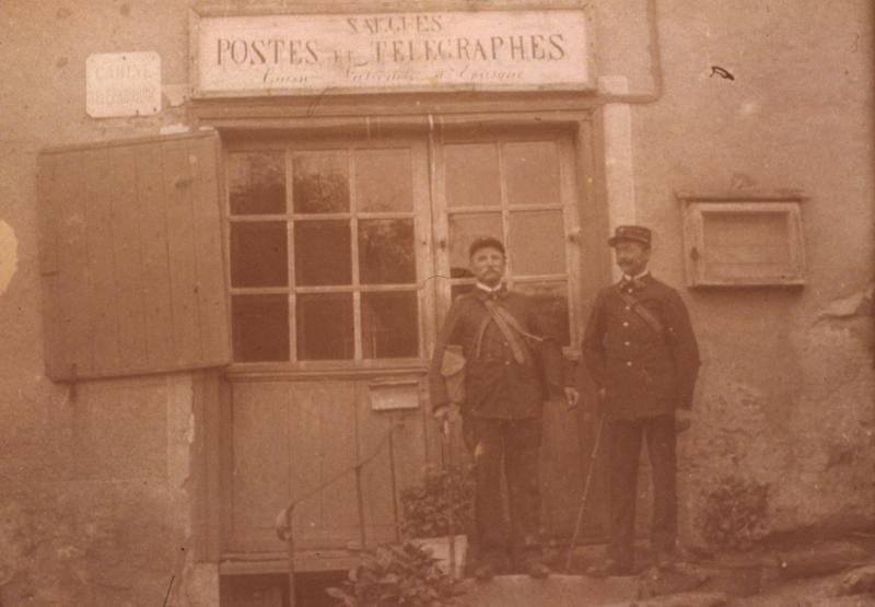 Facteur (portur) et receveur devant l'agence postale, à Salgues, 1915