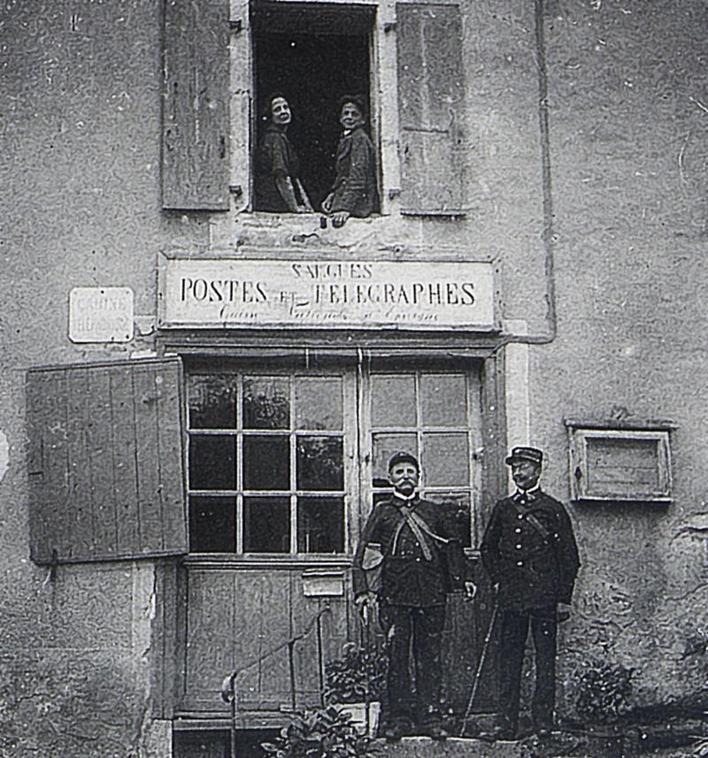 Facteur (portur) et receveur devant l'agence postale, à Salgues, 1915
