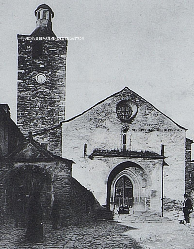 Clocher (cloquièr), portail (portal) et façade de l'église (glèisa)