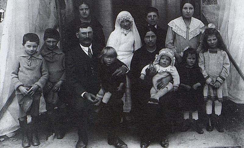 Communiante en aube avec sa famille, à La Poujade, 1924-1925