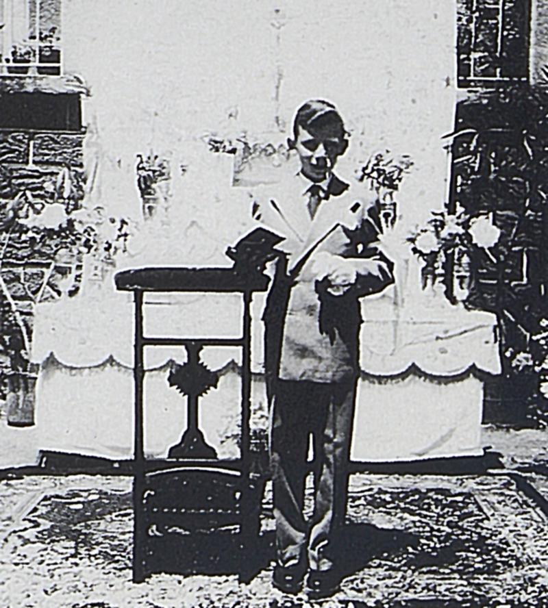 Communiant et prie-Dieu devant chapelle reposoir (capeleta), 1944