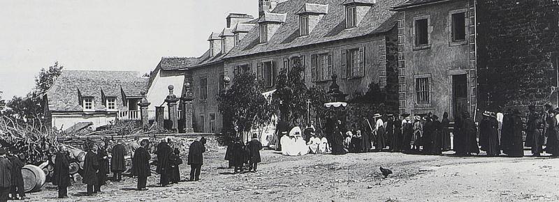 Procession à l'arrêt devant chapelle reposoir (capeleta) de la Fête-Dieu, à Bonnefon, vers 1923