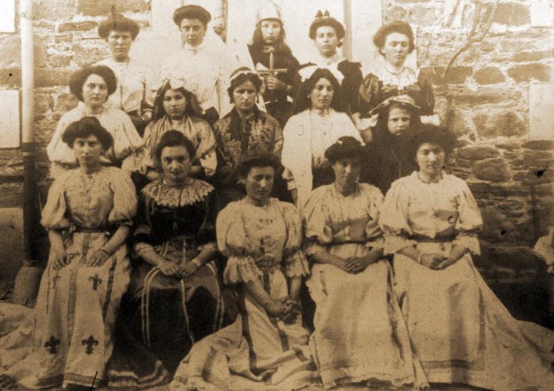 Jeunes filles costumées pour une séance récréative, vers 1910