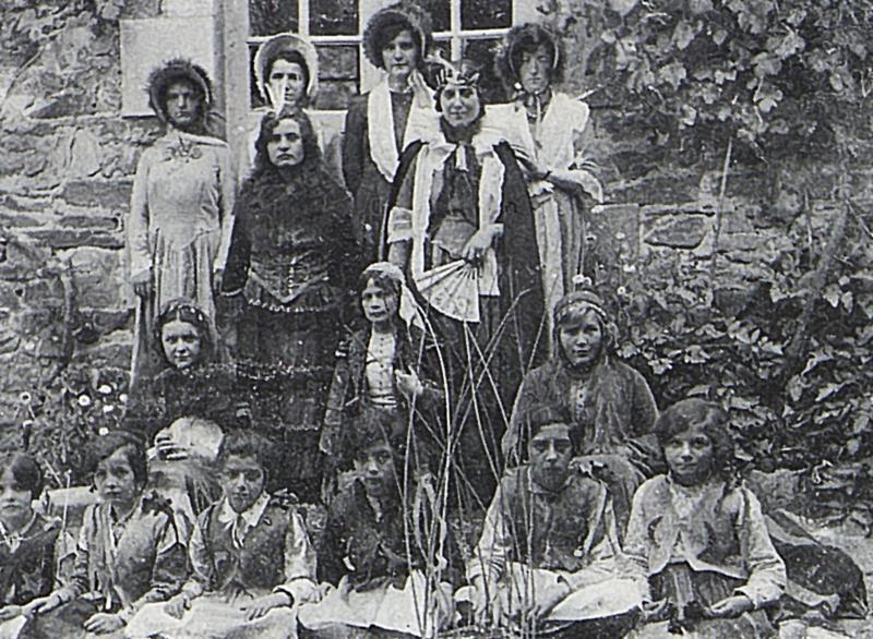 Jeunes filles costumées pour une séance récréative, 1929