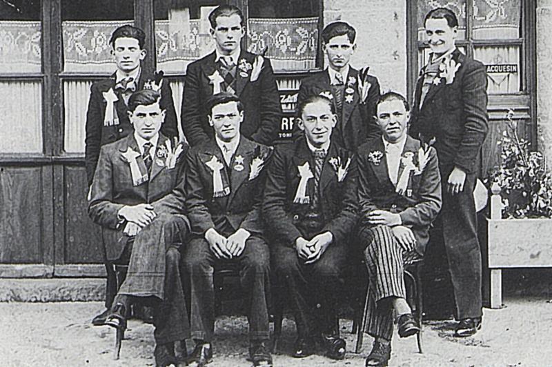 Conscrits devant une devanture (veirina) de café (cafè), classe 1939