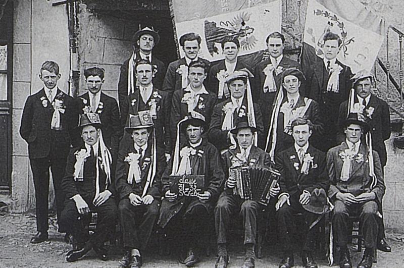 Conscrits et accordéoniste (acordeonista) au bas d'un escalier, classe 1931-1932