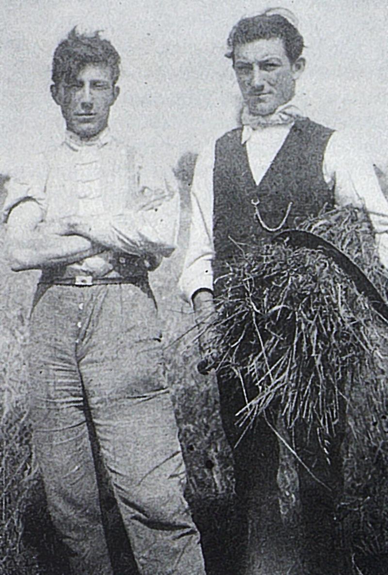 Homme avec faucille (volam) et javelle (gavèla) sous le bras, à La Bastide d'Aubrac, 1930