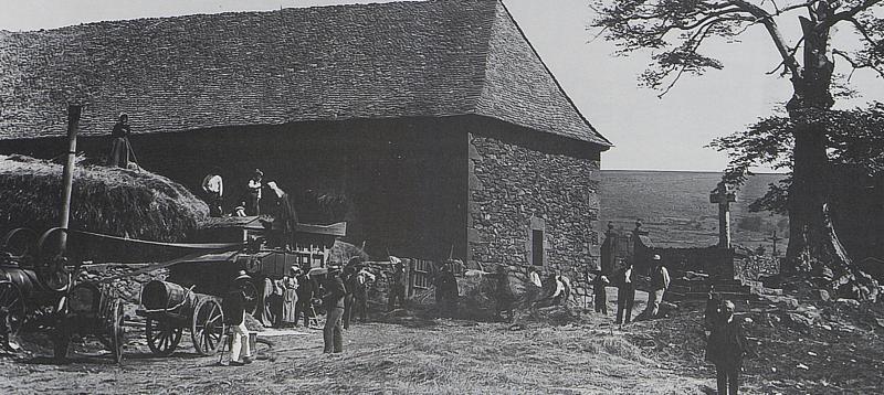 Dépiquage (escodre) mécanisé à la batteuse (batusa) actionnée par une locomobile (caufusa), à Bonnefon, vers 1910