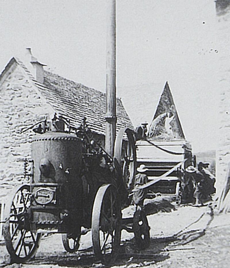 Dépiquage (escodre) mécanisé à la batteuse (batusa) actionnée par une locomobile (caufusa), en Aubrac (secteur de Saint-Chély d'Aubrac), vers 1940