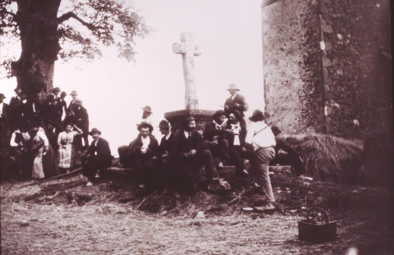  Collation de clôture (solenca) des travaux de dépiquage (escodre) autour de la croix (crotz), à Bonnefon, vers 1910