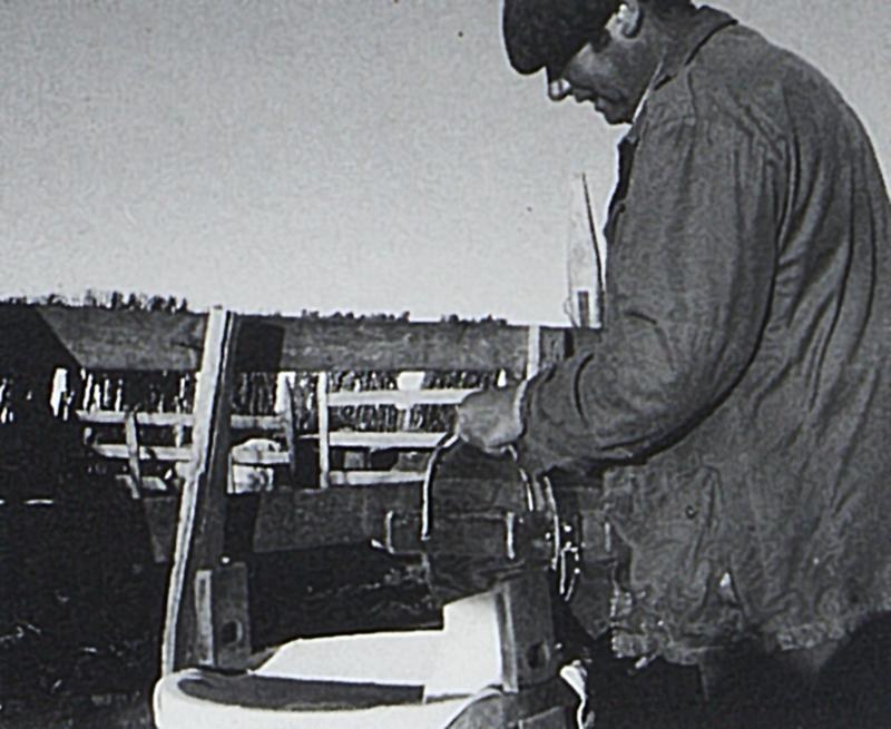  Buronnier (montanhièr) versant le lait du seau (farrat ou ferrat) dans la gerle (gèrla) et parc de claies (pargue), à Camejane, octobre 1997