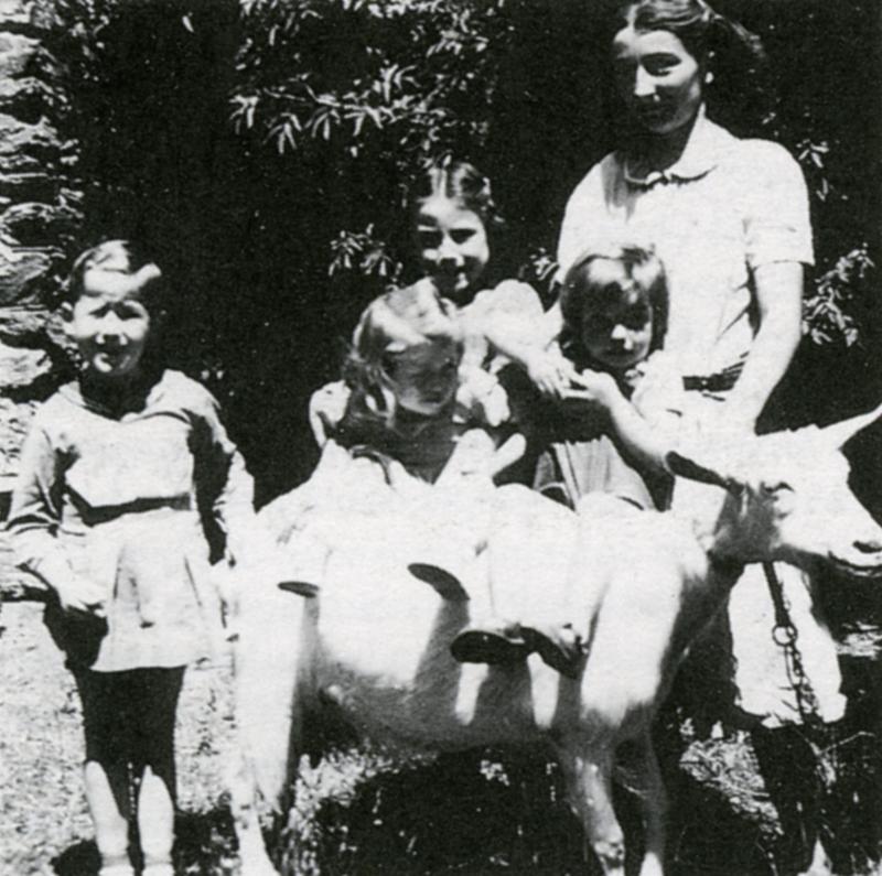 Femme et quatre enfants avec chèvre blanche (cabra), à Régaussou, 1952