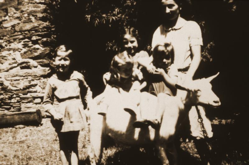 Femme et quatre enfants avec chèvre blanche (cabra), à Régaussou, 1952