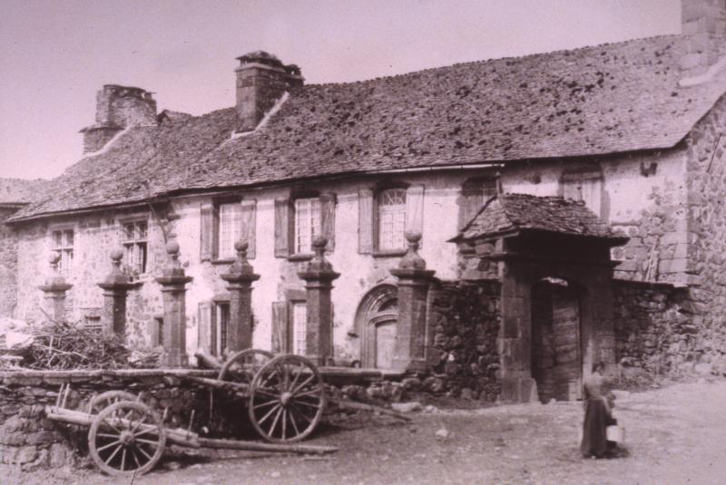  Chars (carris) et femme avec seau (farrat ou ferrat) devant maison (ostal) Pradel, à Bonnefon, vers 1895