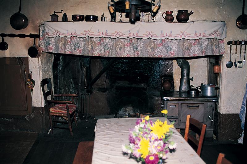 Coin du feu (canton) et cuisinière en émail, octobre 1997