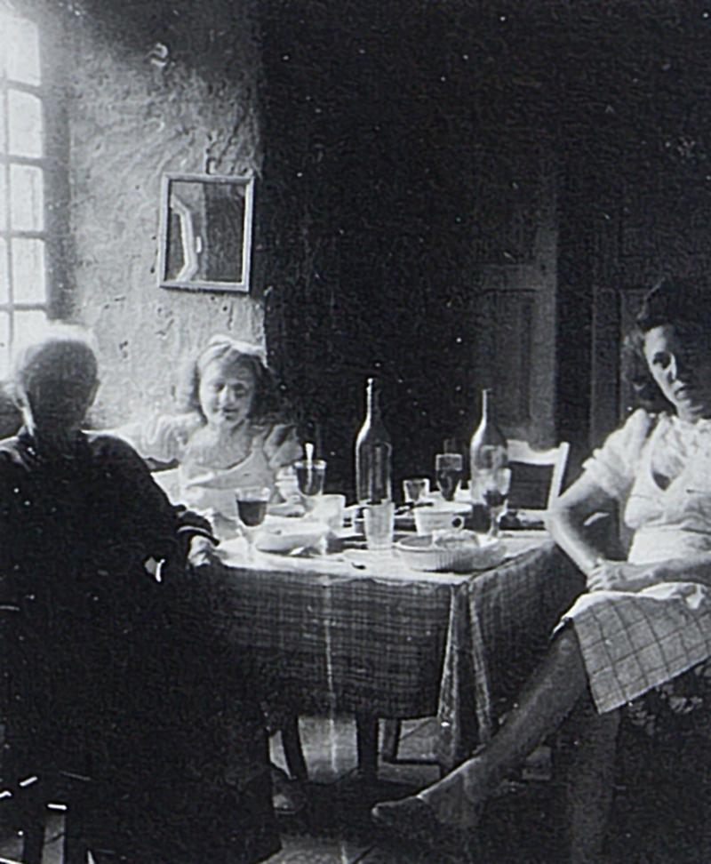 Deux femmes et une fillette attablées, en Aubrac (secteur de Saint-Chély d'Aubrac)