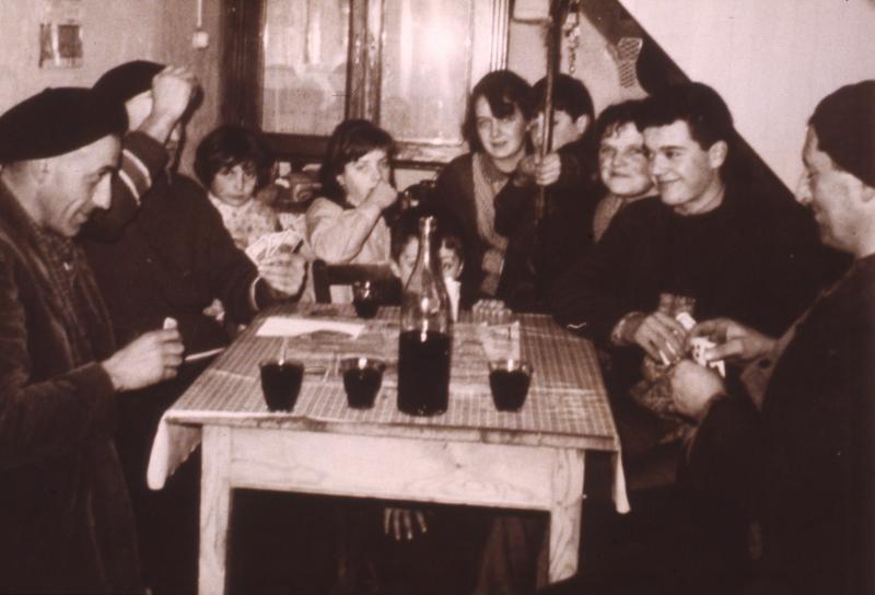  Quatre hommes attablés jouant aux cartes (cartas), à Régaussou, 1964