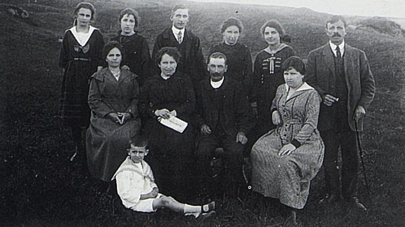  Familles Bessières, Gros, Vayssade dans une prairie (prada, prat), en Aubrac (secteur de Saint-Chély d'Aubrac), 1918-1920
