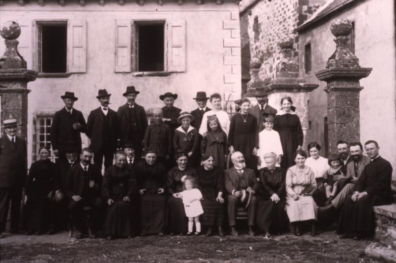 Famille Pradel réunie pour le baptème (batejalhas) de trois de ses enfants, à Bonnefon, 1919