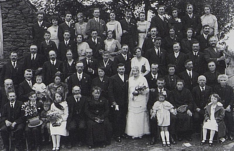 Mariage Miquel-Laprie avec joueur de cabrette (cabretaire), au Cros, vers 1934