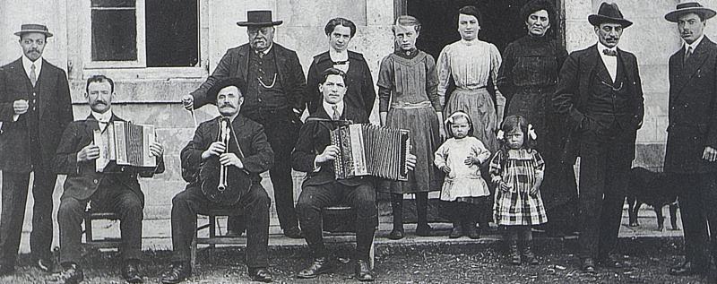 Trio masculin accordéons (acordeons) cabrette (cabreta) à la terrasse du restaurant Brassac, à Aubrac, 1913