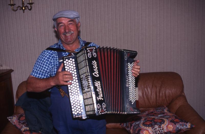  Homme jouant de l'accordéon chromatique (acordeon), à Salgues, septembre 1997