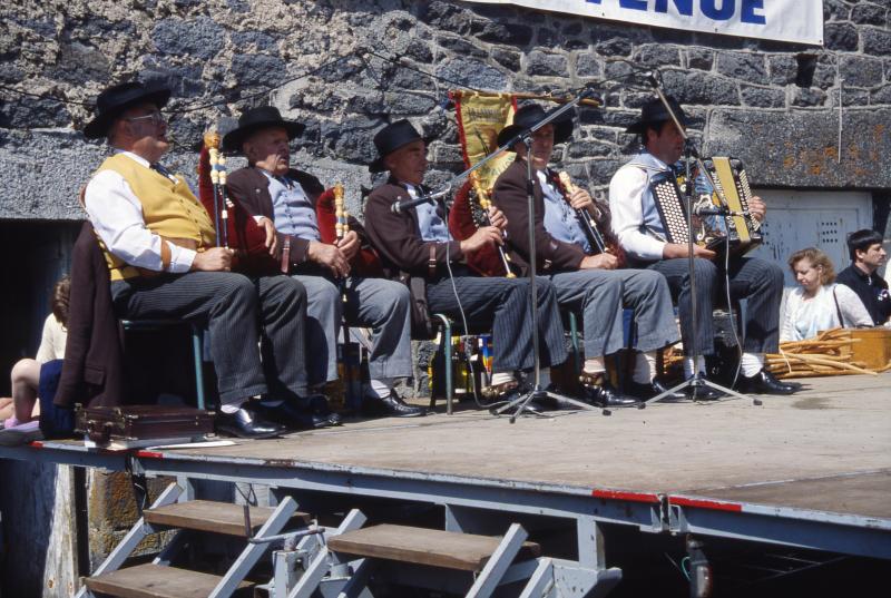 Cabrette du Haut Rouergue, quintet masculin cabrettes (cabretas) accordéon (acordeon) pour la fête de la transhumance, à Aubrac, mai 1990