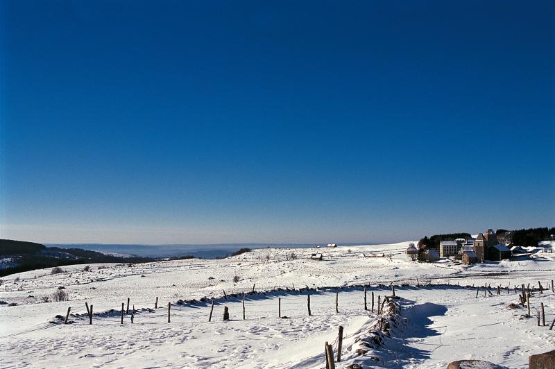  Vue générale de la domerie sous la neige (nèu), à Aubrac, janvier 1998