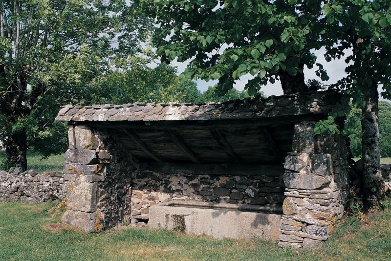 Abreuvoir (abeurador, abiurador) abrité par un auvent, en Aubrac (secteur de Saint-Chély d'Aubrac), juin 1998