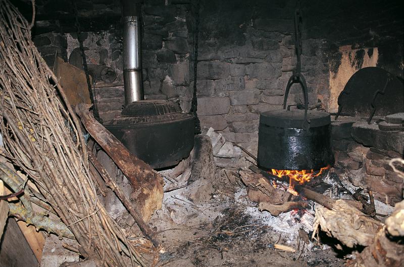 Pâtée (bolhida) de cochon en train de cuire dans une marmite (ola) sur un feu de bois, décembre 1998