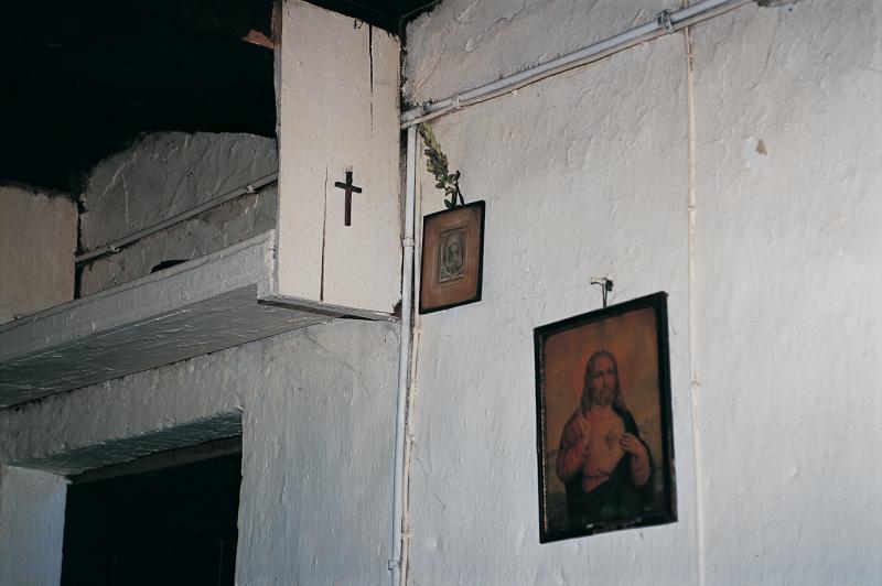Crucifix, images pieuses (Vierge et Sacré Cœur) et buis (bois, boissa) bénit sur mur chaulé, février 1999