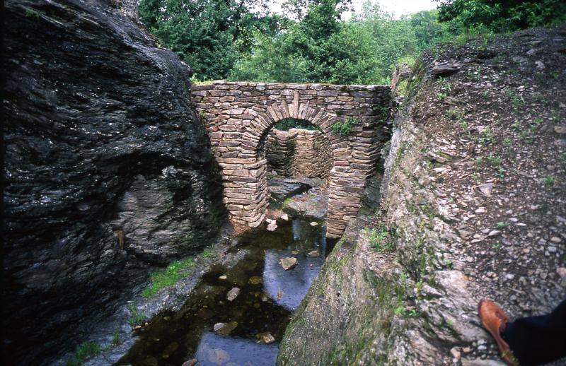 Vestiges restaurés de fortifications sur un rocher, au Roc d'Anglars