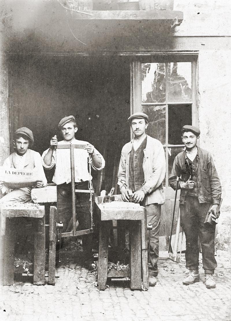 Apprentis et menuisiers (menudièrs) à leurs établis (bancs), vers 1906