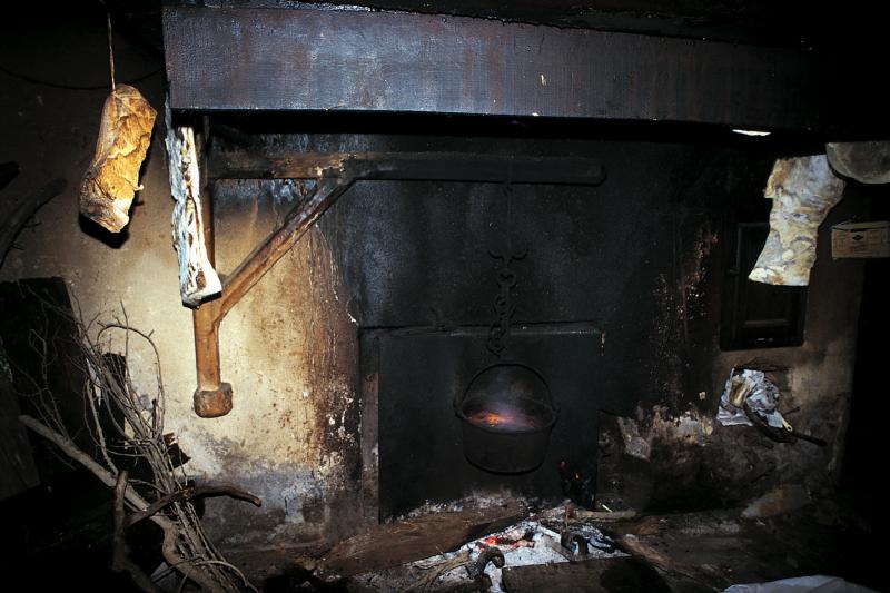 Lard séchant, potence (sirventa, torn) pivotante de cheminée (canton) et feu allumé, en Ségala (secteur de Cassagnes Bégonhès), mars 1996