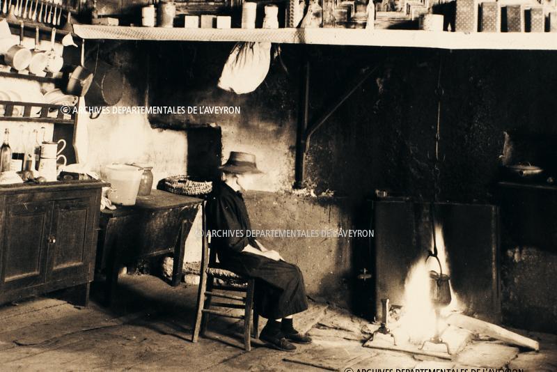 Vieille dame se chauffant au coin du feu (canton), 1962