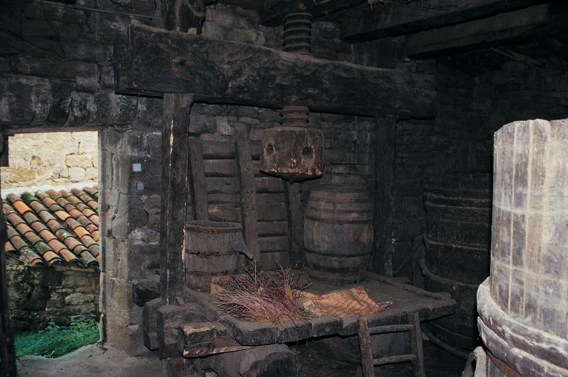 Pressoir (truèlh, trèlh) en bois dans une cave, secteur de Capdenac, novembre 1995