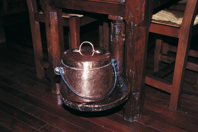 Support pivotant d'une table pour marmite (ola) en cuivre, novembre 1995