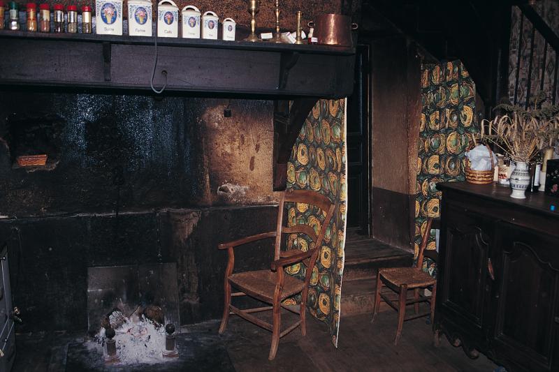 Coin du feu (canton) et fauteuil en paille, secteur de Capdenac, novembre 1995
