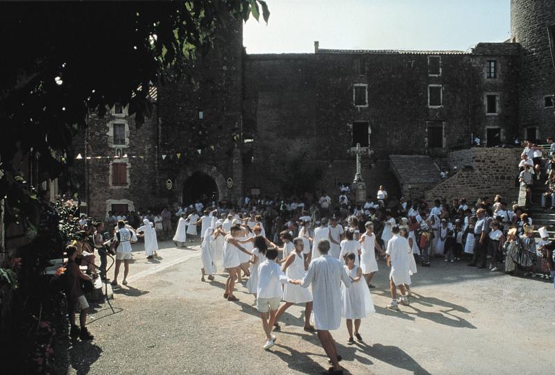 Jeunesse dansant la danse du soufflet (branle del bufet, bufatièira) sur une place, août 1996