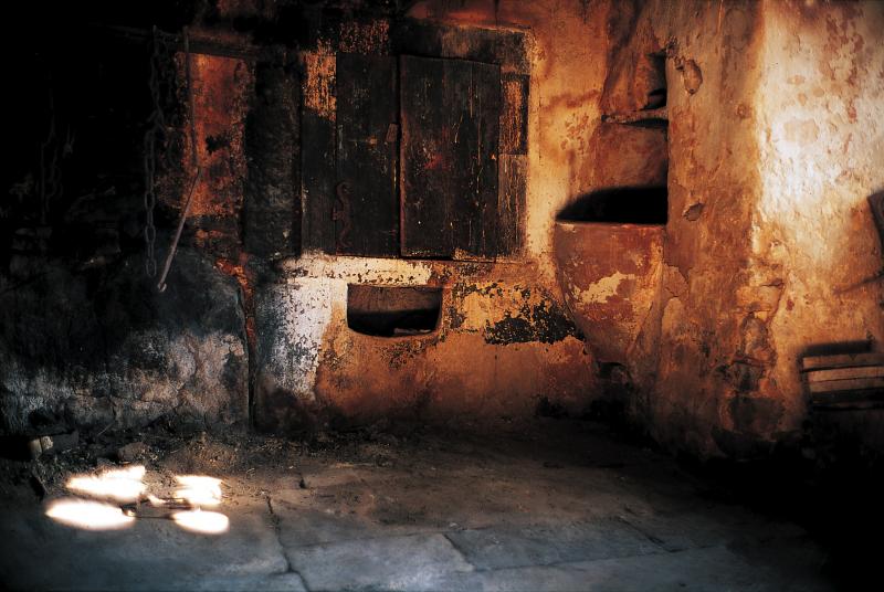 Potence (sirventa, torn) pivotante de cheminée (canton), foyer de cuisine (potatgièr) et cuvier à lessive (bugadièr) en terre cuite, secteur de Cornus, septembre 1996