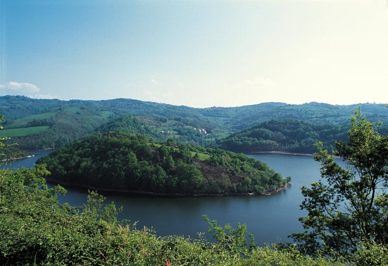 Cingle ou méandre de la rivière Lot (Òlt) sur la retenue du barrage hydroélectrique, mai 1993