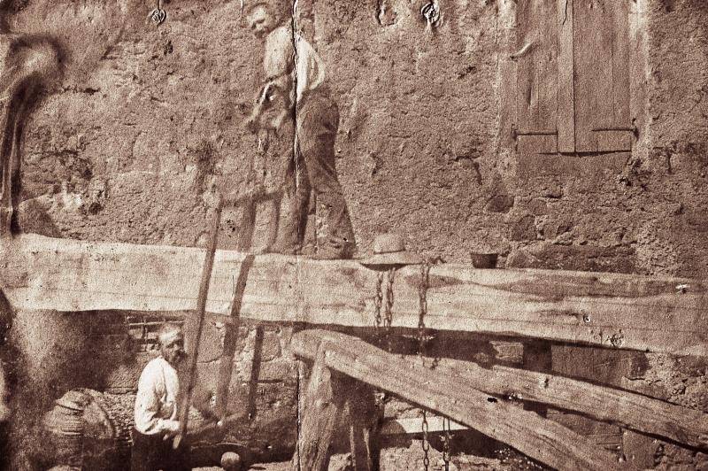 Deux scieurs de long (ressaires de lòng) débitant un tronc d'arbre, vers 1913