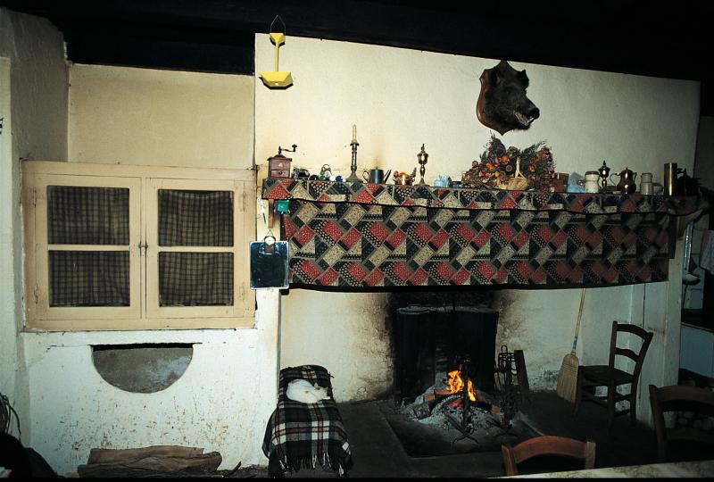  Foyer de cuisine (potatgièr) fermé et coin de feu (canton), février 1993