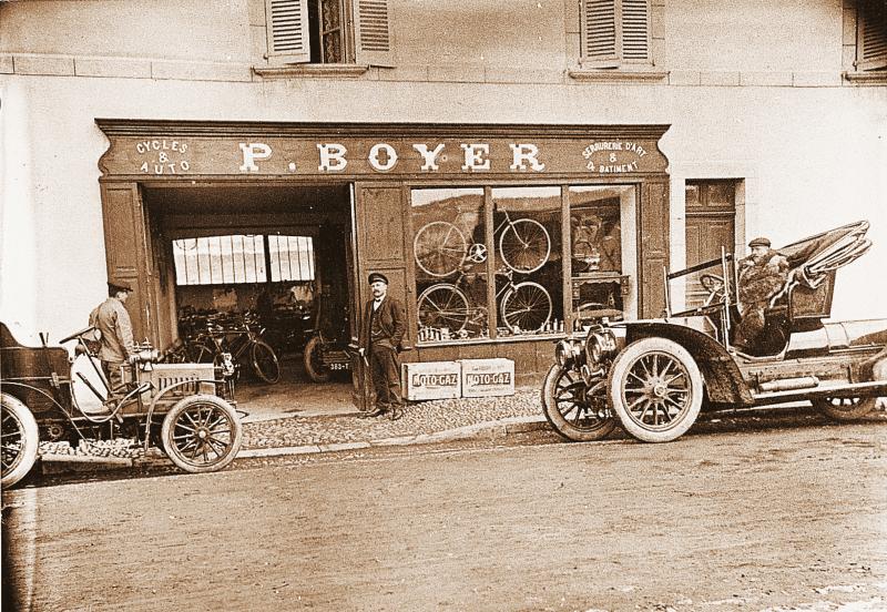 Deux automobiles (veituras) stationnées devant le garage de réparations P. Boyer, 1914