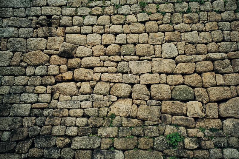  Appareillage en pierres de grès (bresièr) équarries, en Haute Vallée d'Olt (secteur d'Entraygues sur Truyère), février 1995