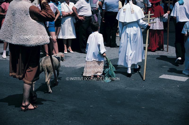  Paroissiens (parroquians) costumés et agneau (anhèl) lors de la procession de la Saint-Fleuret (Sant-Floret), juillet 1987.